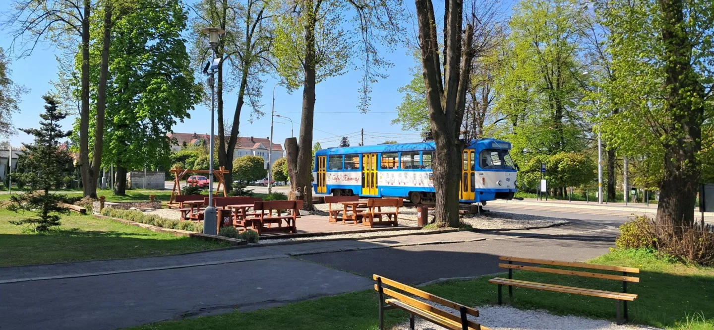 Fajna zastávka láká na kavárnu ve vyřazené tramvaji i posezení u veřejného ohniště