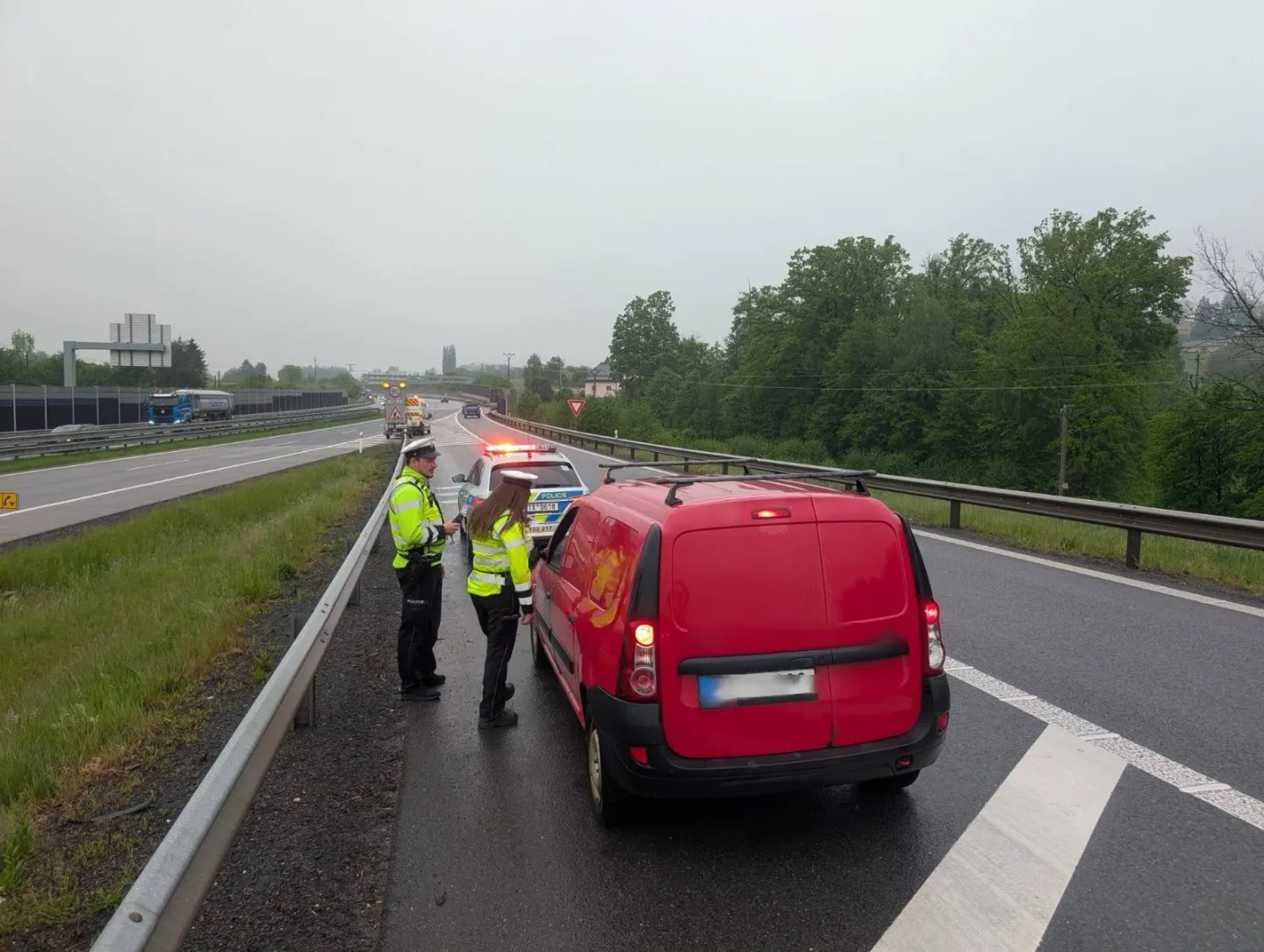 Policie kontrolovala řidiče. Zjistila alkohol, překročení rychlosti i jízdu bez řidičáku
