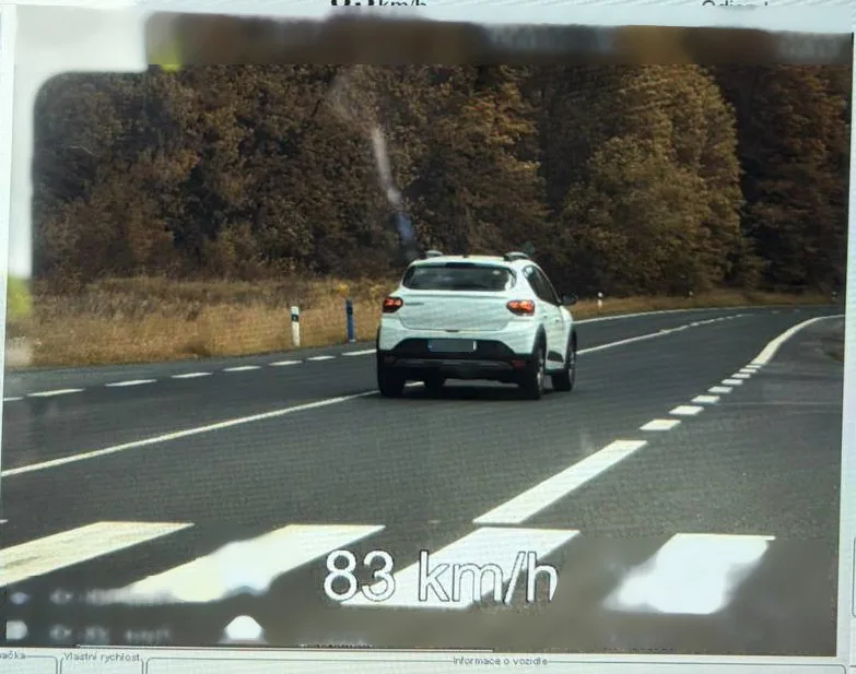 Policie kontrolovala řidiče. Zjistila alkohol, překročení rychlosti i jízdu bez řidičáku