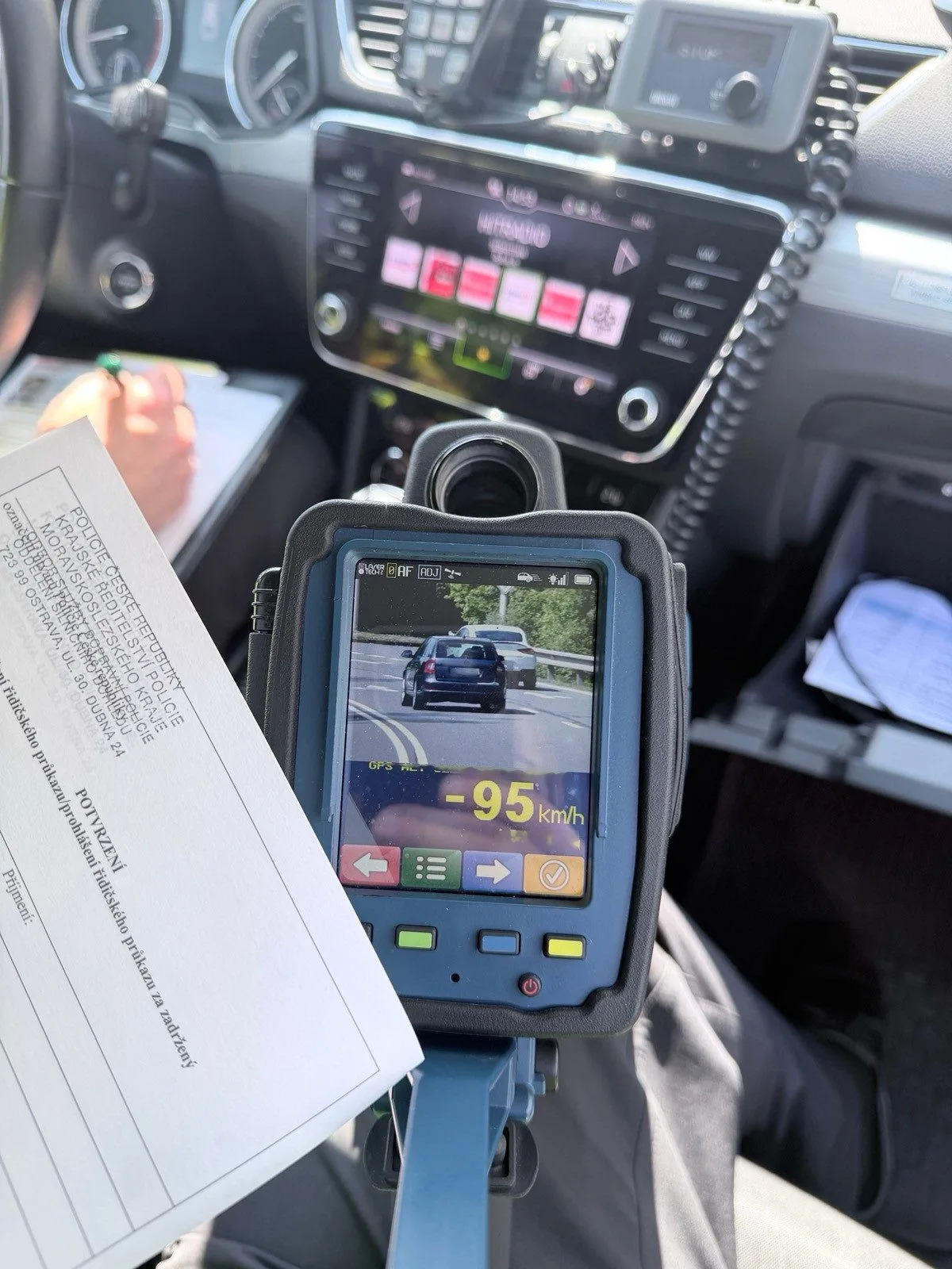 Policie kontrolovala řidiče. Zjistila alkohol, překročení rychlosti i jízdu bez řidičáku