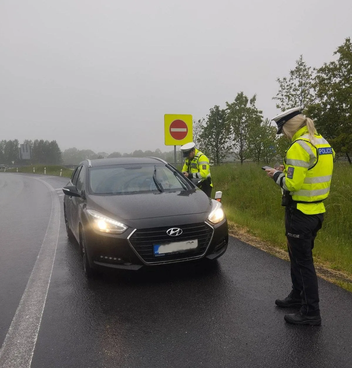 Policie kontrolovala řidiče. Zjistila alkohol, překročení rychlosti i jízdu bez řidičáku