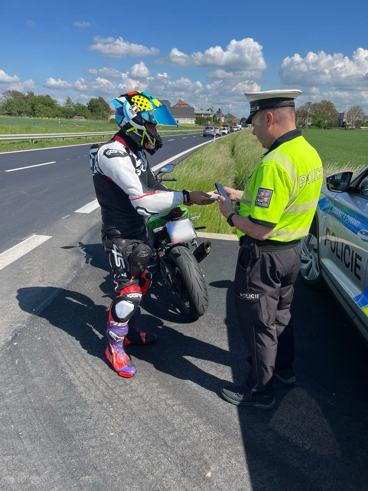 Policie kontrolovala řidiče. Zjistila alkohol, překročení rychlosti i jízdu bez řidičáku