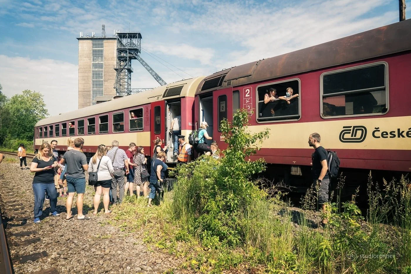 Báňské vlaky budou jezdit až do září. Přibližují hornickou tradici regionu