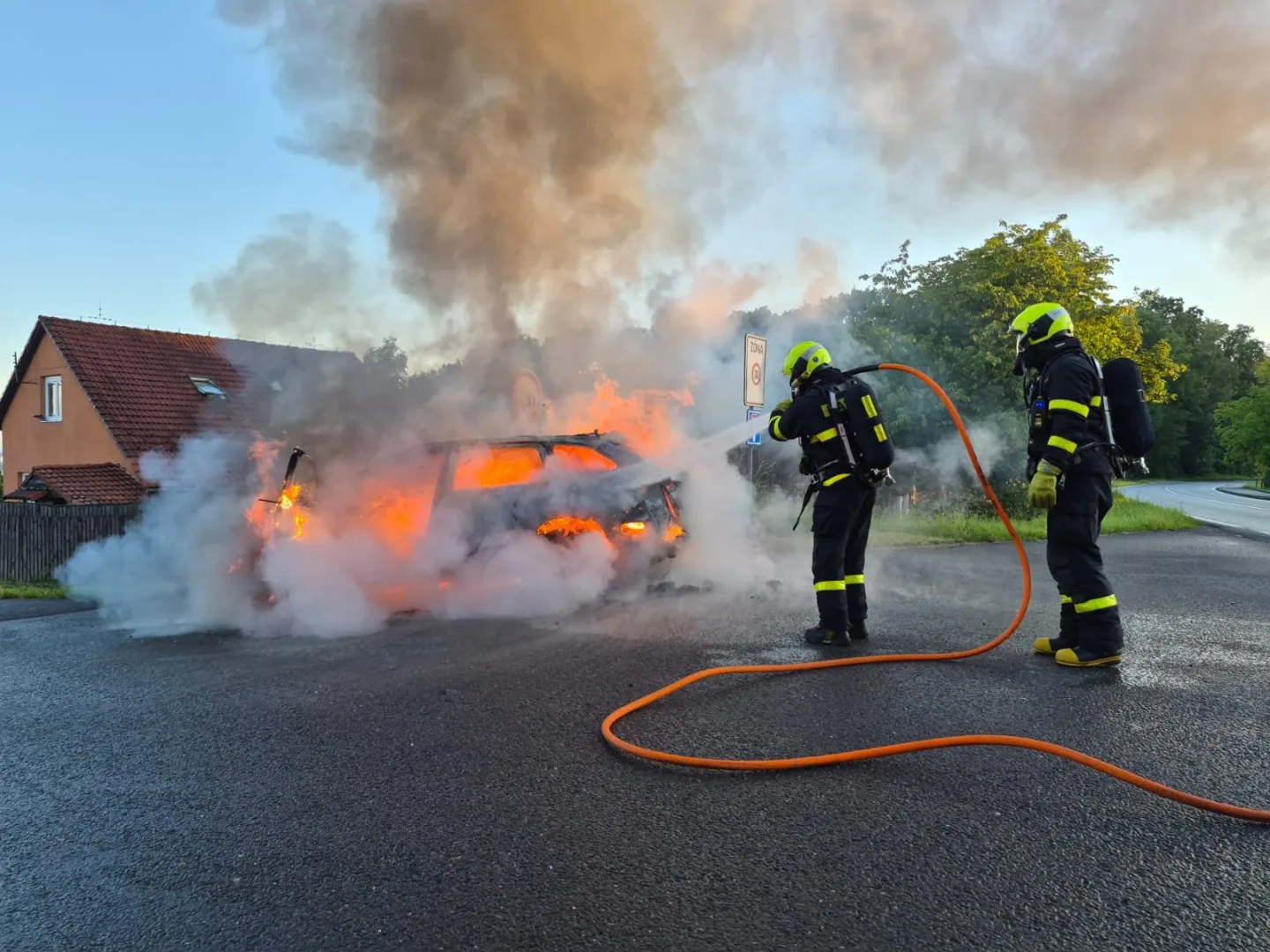 Požár osobního vozidla v Horních Bludovicích. Škoda 600 tisíc korun, příčina se vyšetřuje.