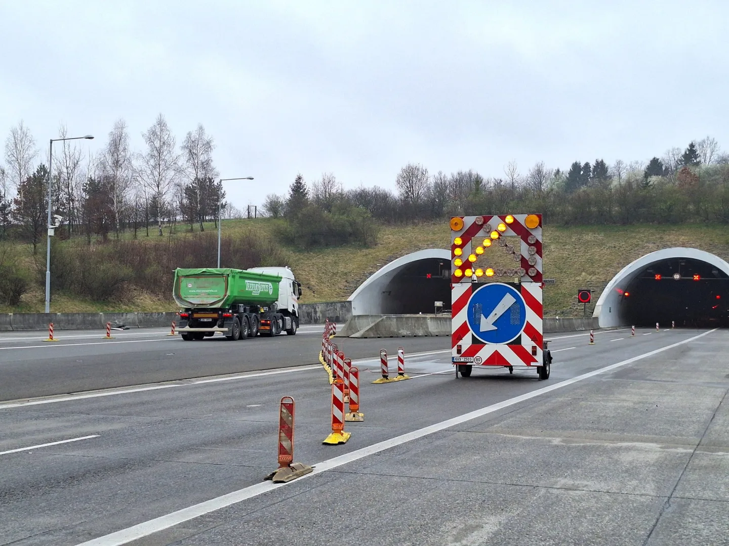 Na D1 u Klimkovic začaly opravy vozovky. Řidiči musí počítat se zúžením a nižší rychlostí