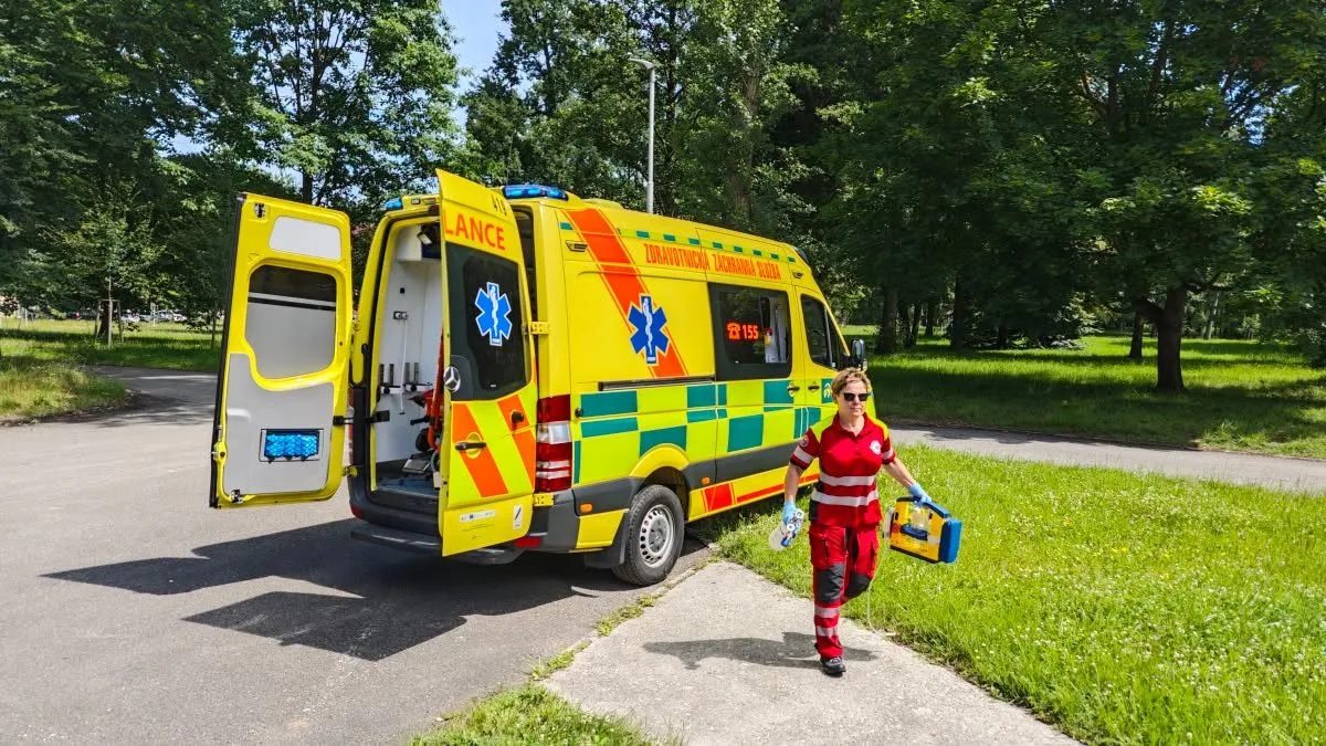 Desítky kolapsů z vedra, dehydratace. Záchranáři v Moravskoslezském se o víkendu ještě nezastavili