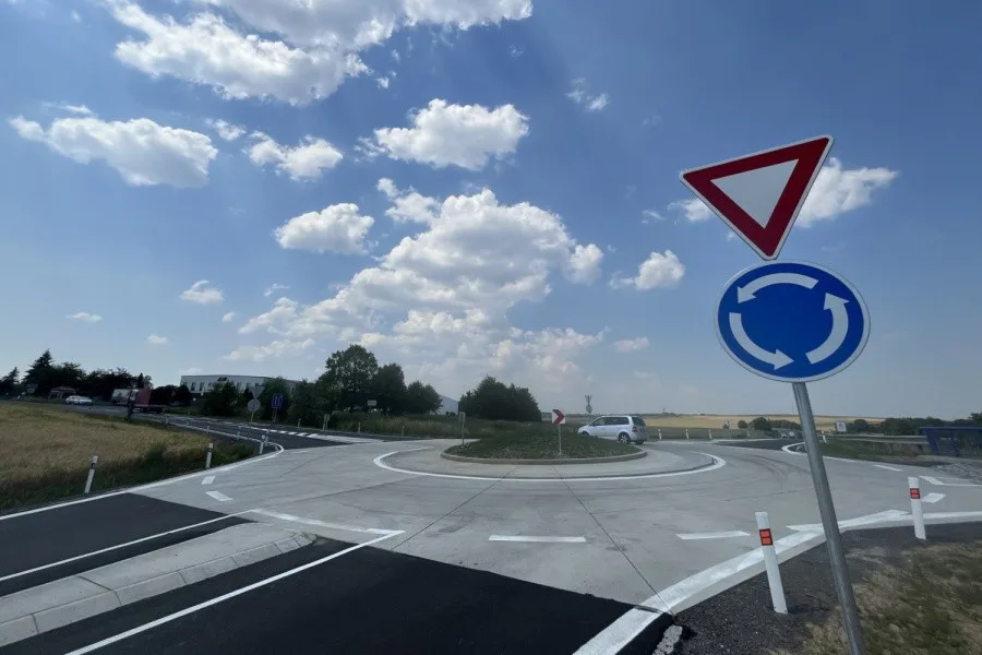 V Krásném Poli vznikl nový kruhový objezd za 10,3 milionu korun