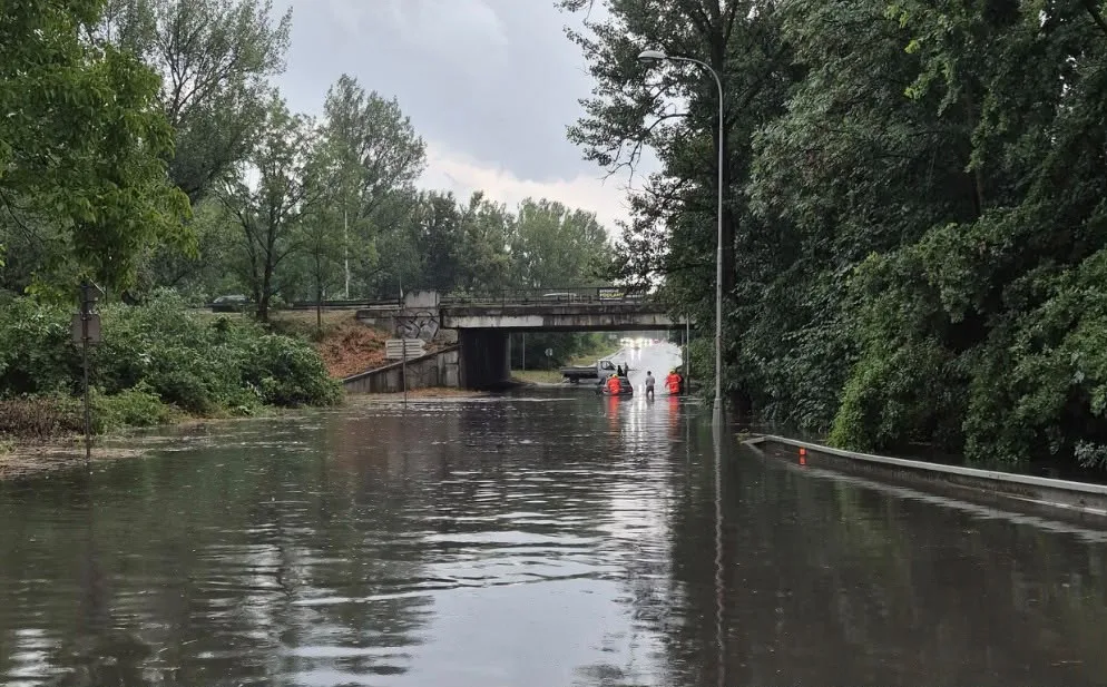 Moravskoslezští hasiči mají už desítky zásahů, odstraňují stromy a čerpají vodu