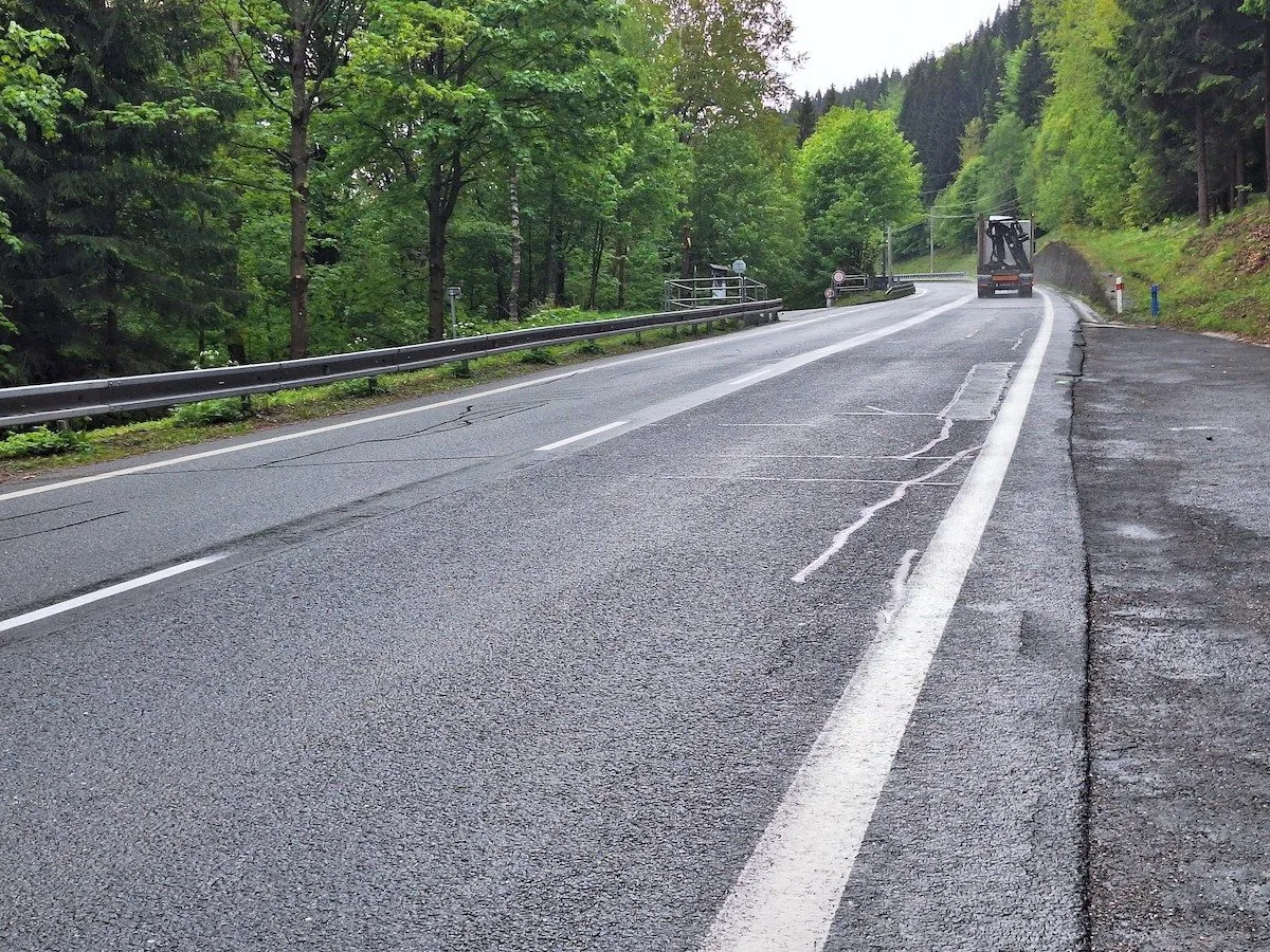 Silnice I/56 mezi obcí Ostravice a nádrží Šance se bude téměř měsíc opravovat