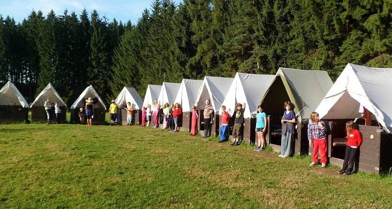 Spolek zrušil zaplacené letní tábory stovce dětí z dětských domovů. Případ řeší školský ombudsman