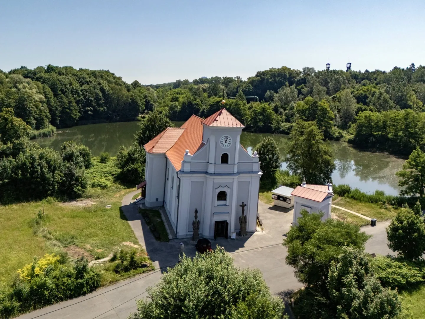 FOTO: Šikmý kostel v Karviné září historickými barvami, oprava stála sedm milionů