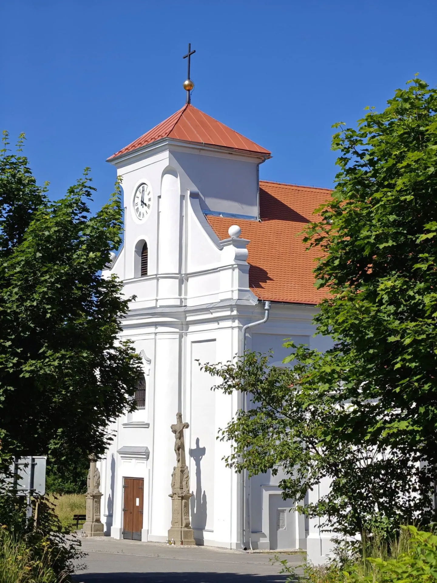 FOTO: Šikmý kostel v Karviné září historickými barvami, oprava stála sedm milionů