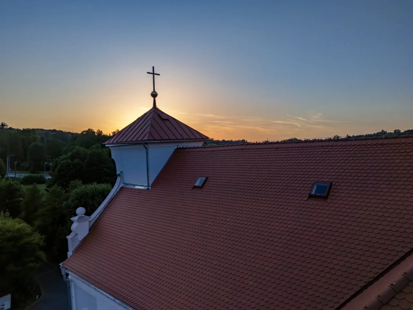 FOTO: Šikmý kostel v Karviné září historickými barvami, oprava stála sedm milionů