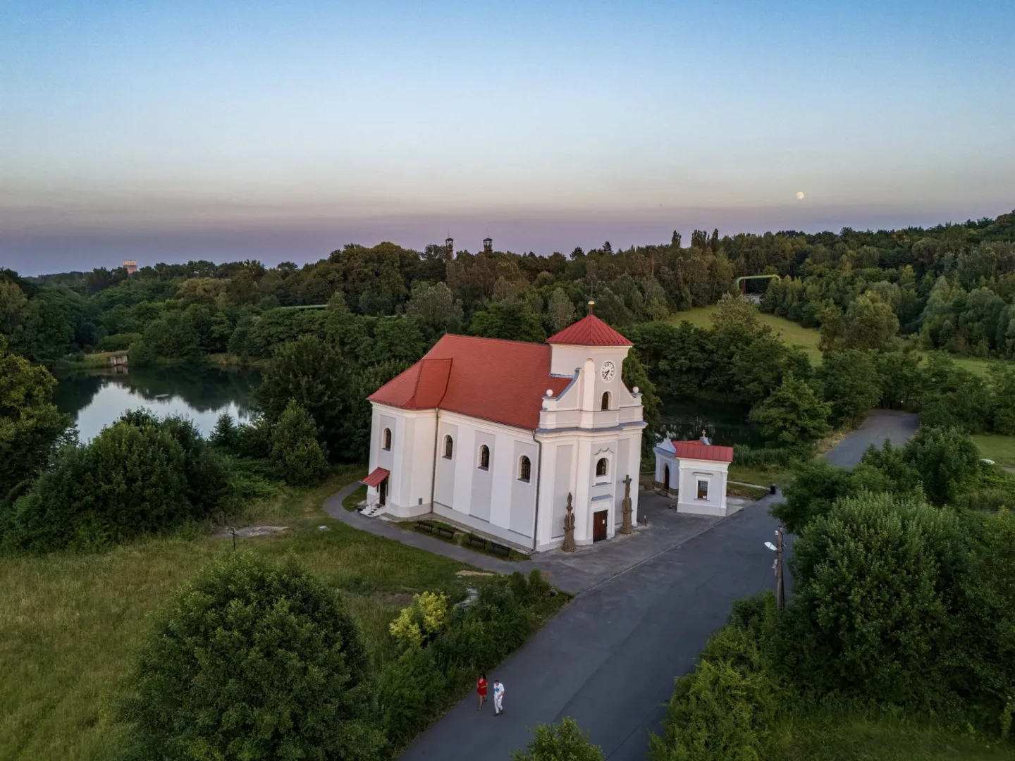 FOTO: Šikmý kostel v Karviné září historickými barvami, oprava stála sedm milionů
