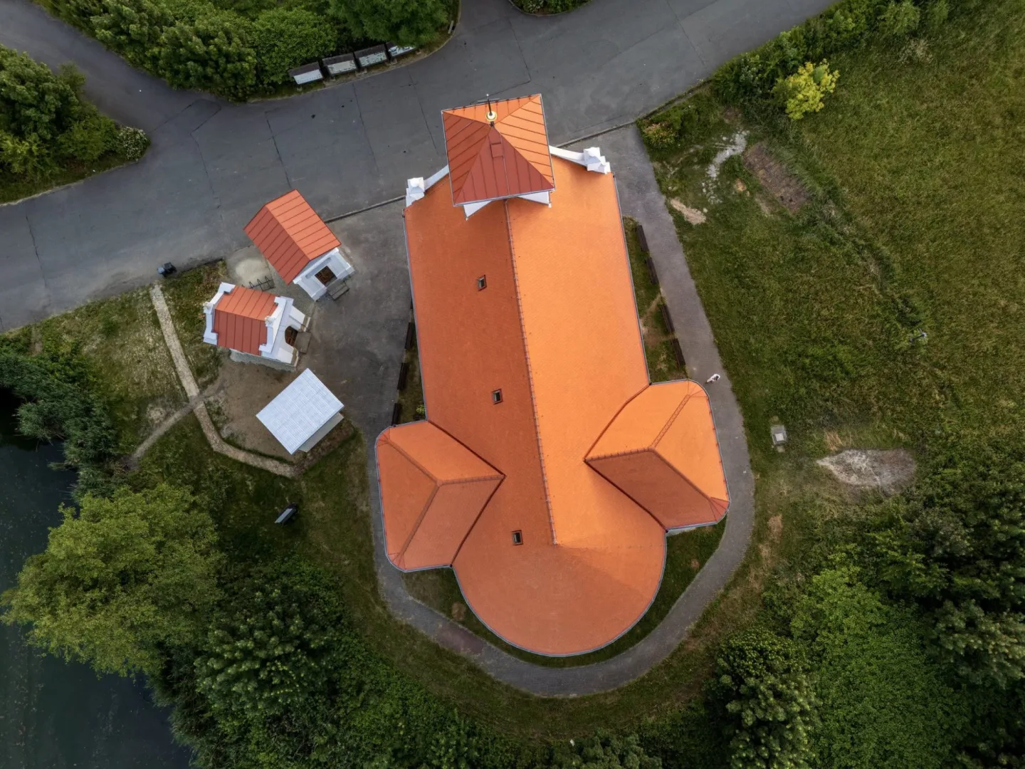 FOTO: Šikmý kostel v Karviné září historickými barvami, oprava stála sedm milionů