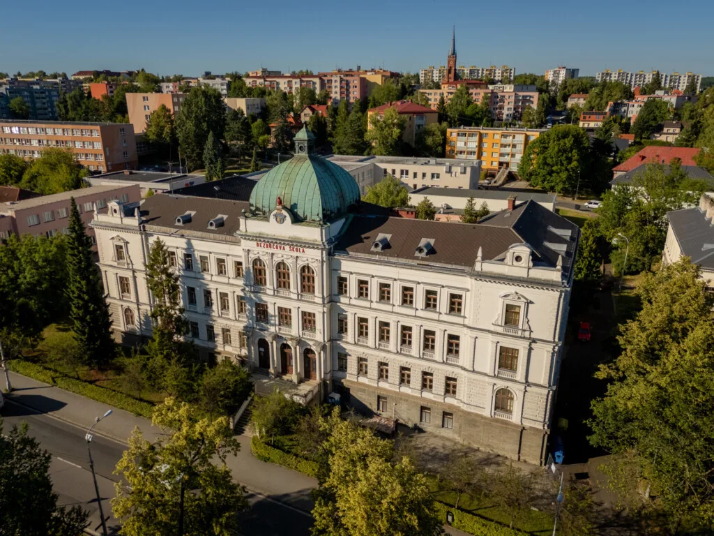 Historická budova Bezručovy školy prochází opravou. Frýdek-Místek bojuje s vlhkostí