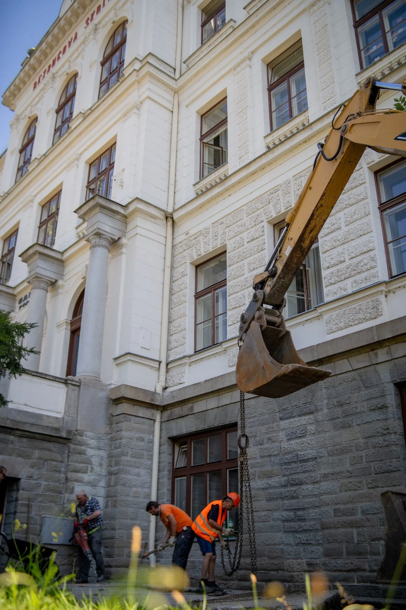 Historická budova Bezručovy školy prochází opravou. Frýdek-Místek bojuje s vlhkostí