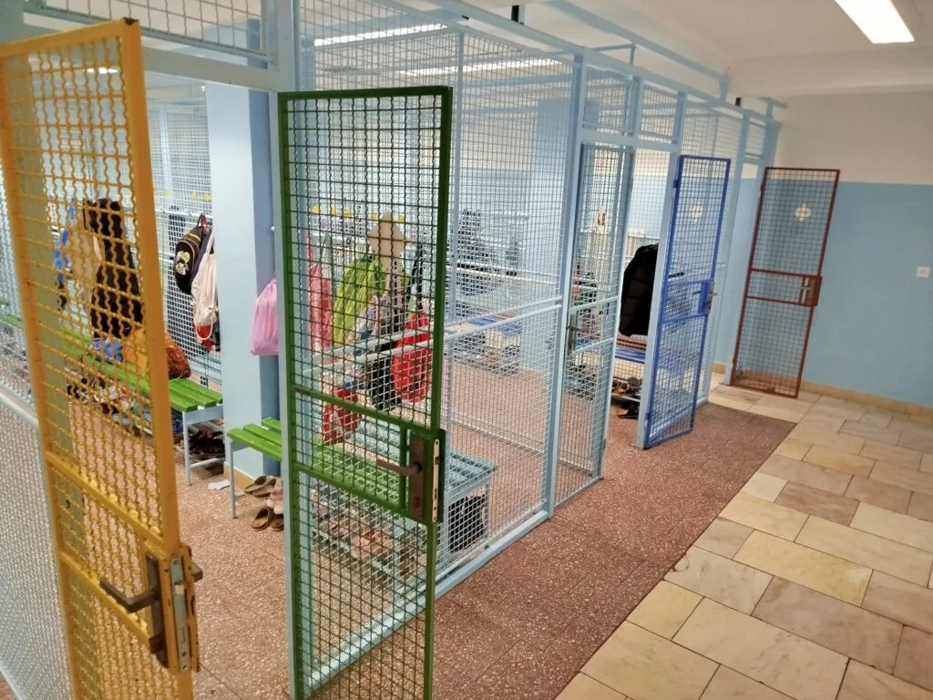 Místo drátěných kójí uzamykatelné skříňky. Nový Jičín rekonstruuje šatny na ZŠ Komenského