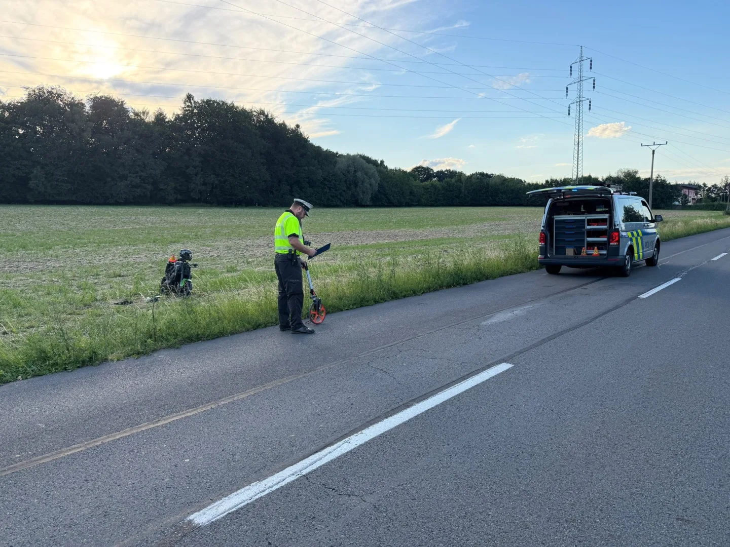 Předjíždění skončilo nehodou. Motorkáře musel odvézt vrtulník