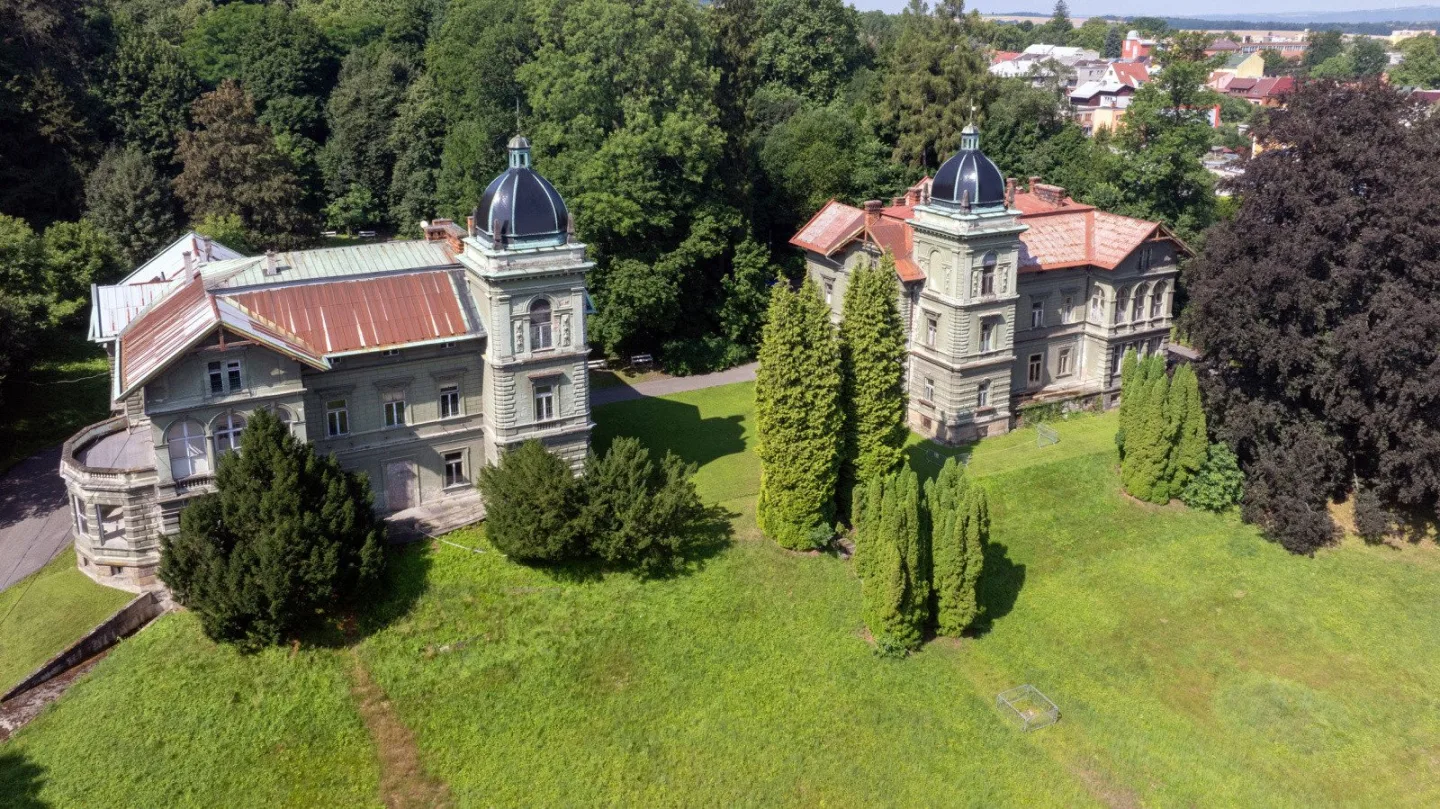 Chátrající Hückelovy vily mají šanci na záchranu. Novému Jičínu pomůže kraj