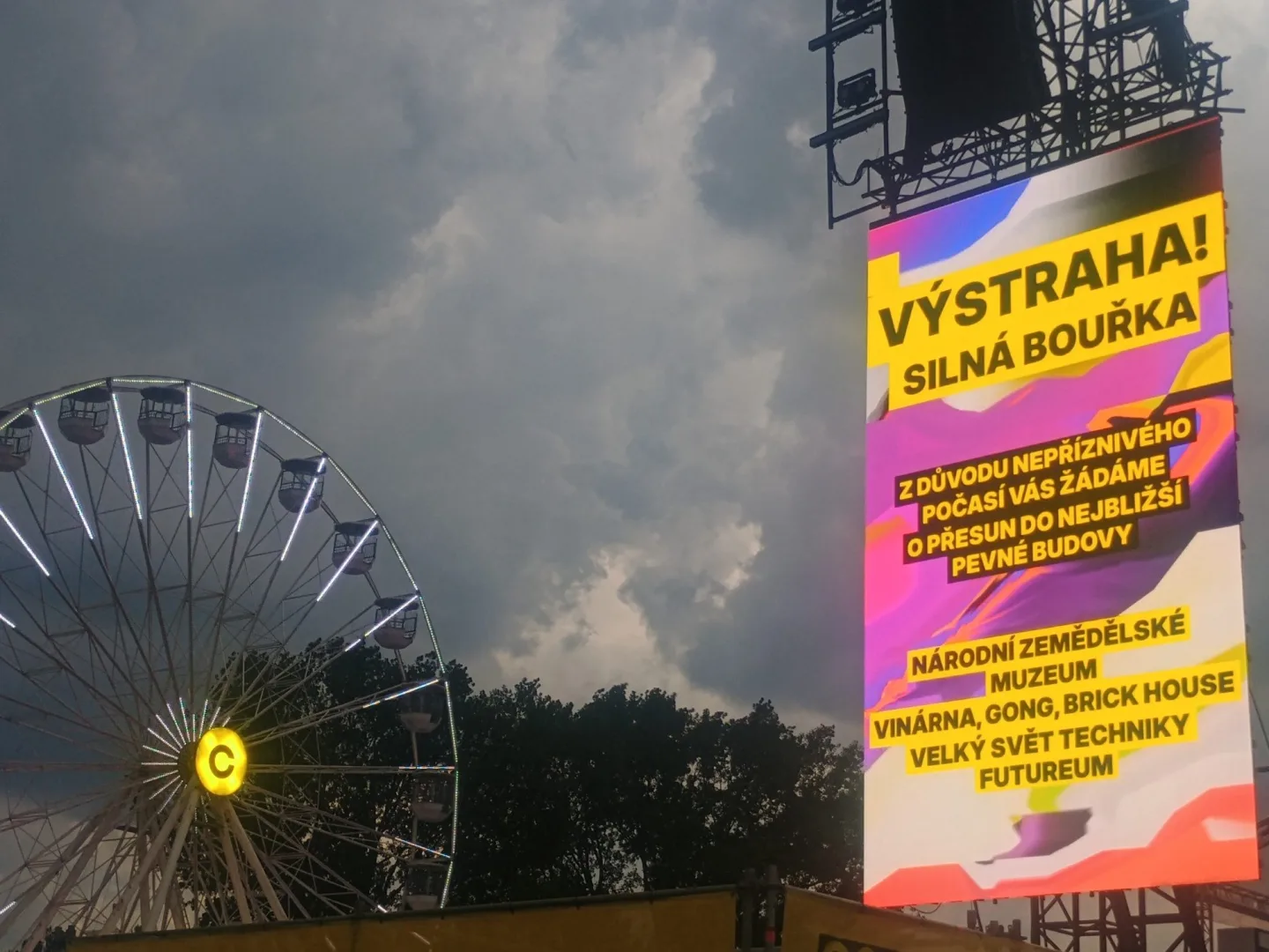 Silný déšť zasáhl Moravskoslezský kraj. Festival Colours of Ostrava pozastavil program