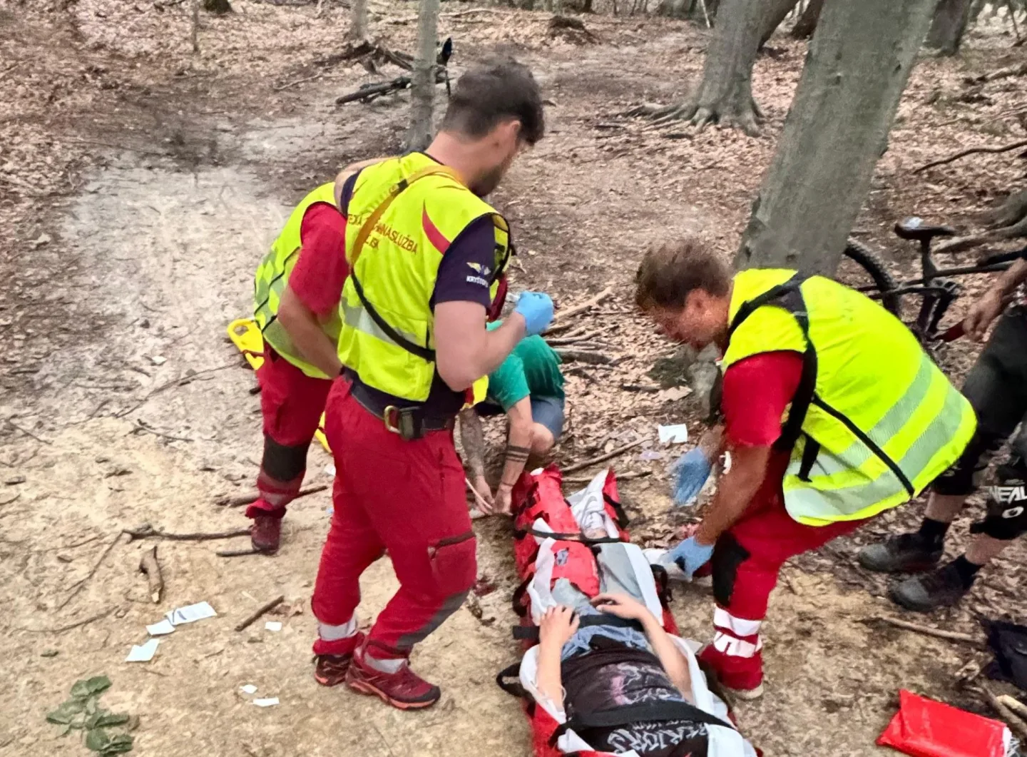 Otevřená zlomenina a vážné poranění krku. Záchranáři pomohli dvěma mladým cyklistům