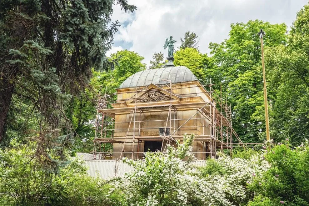 Vandalové posprejovali historické mauzoleum. Hlučín teď vrací památce původní podobu