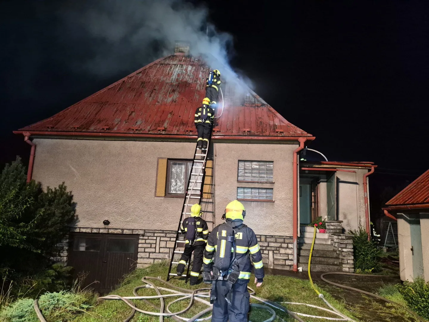 V Kozlovicích hořel rodinný dům. Škoda je téměř milion korun