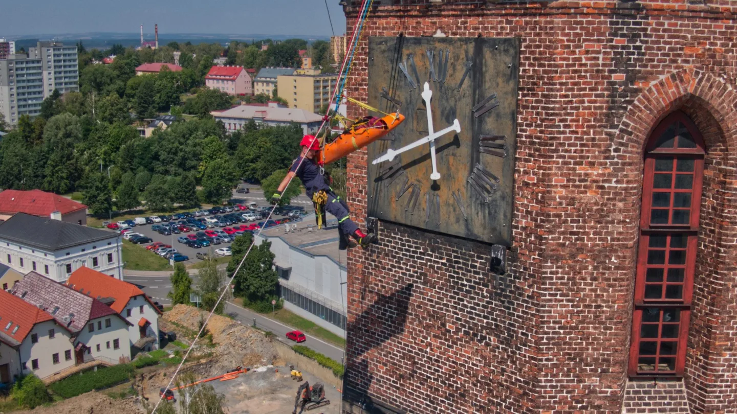 VIDEO: Hasiči trénovali záchranu z věže. Zraněného spouštěli z 50 metrů