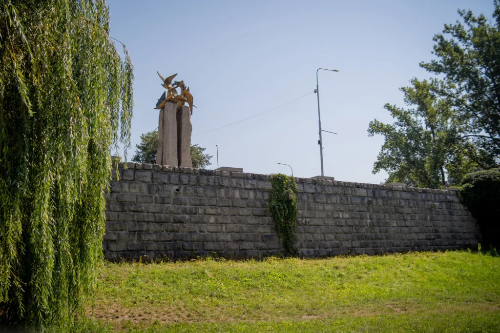 Frýdek-Místek odstranil graffiti u Holubic. Zeď nově chrání speciální nátěr