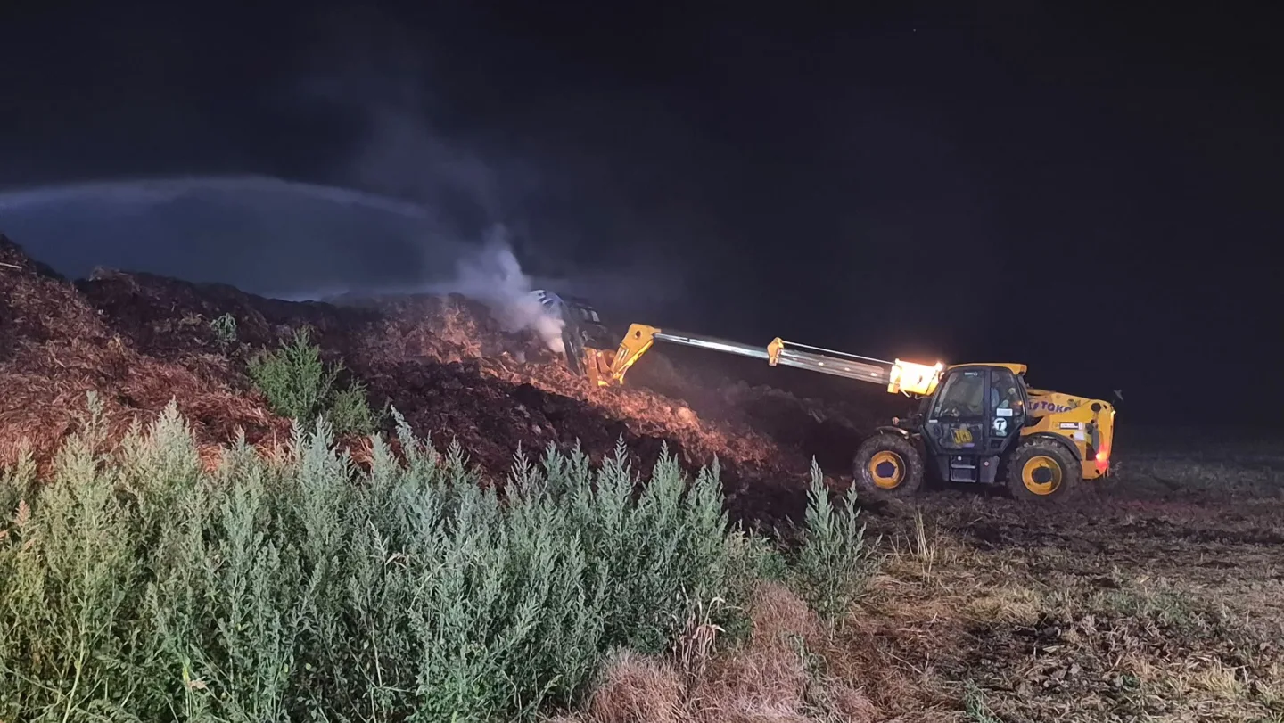 Na Opavsku od včerejška hoří hnojiště. V noci zde zasahovalo osm jednotek hasičů