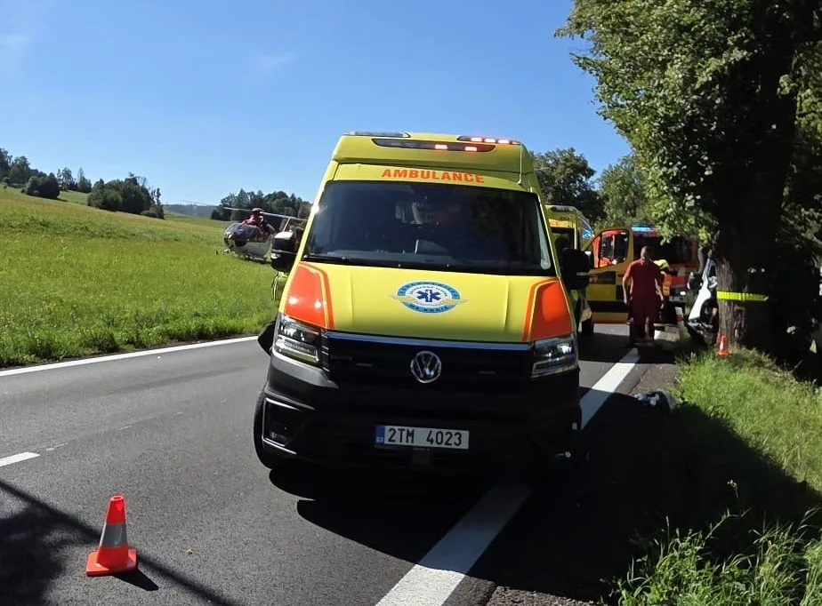 Na Bruntálsku narazila dodávka do stromu. Čtrnáctiletého chlapce odvezl vrtulník