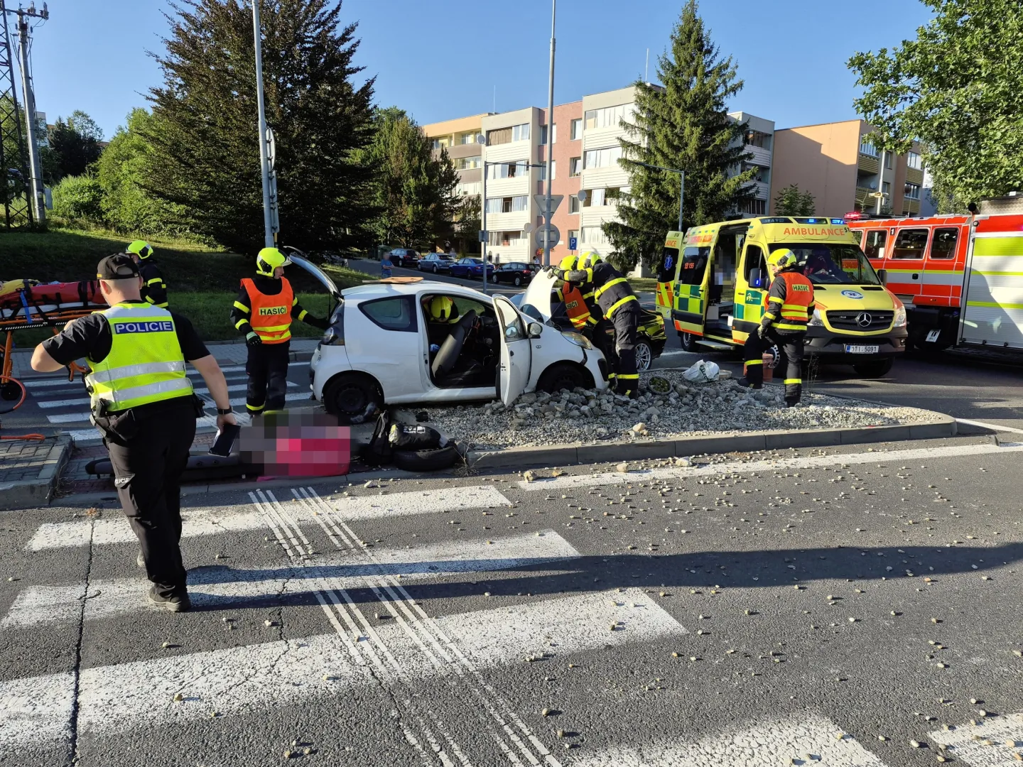Na kruhovém objezdu v Novém Jičíně bourala dvě auta. Řidiče vyprošťovali hasiči
