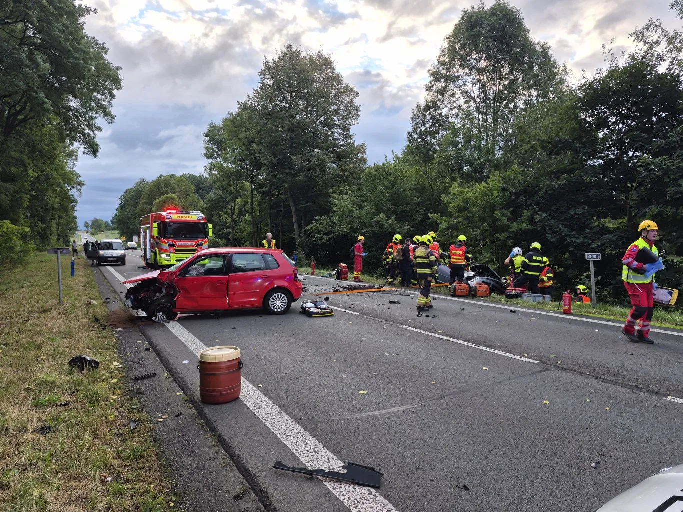 Čelní srážka dvou aut zablokovala silnici u Petřvaldu. Do akce musel vrtulník