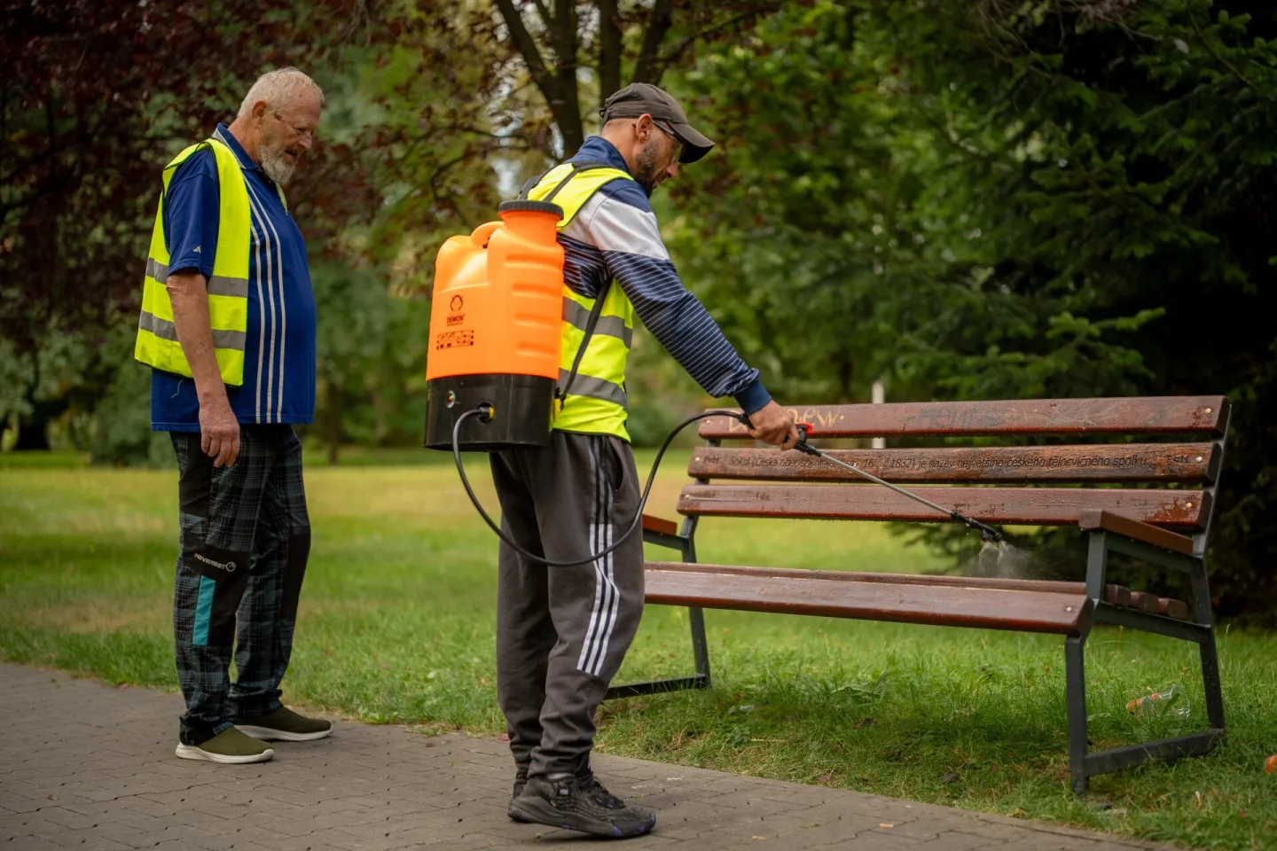 Lidé bez domova uklízí Frýdek-Místek. Nově dezinfikují lavičky