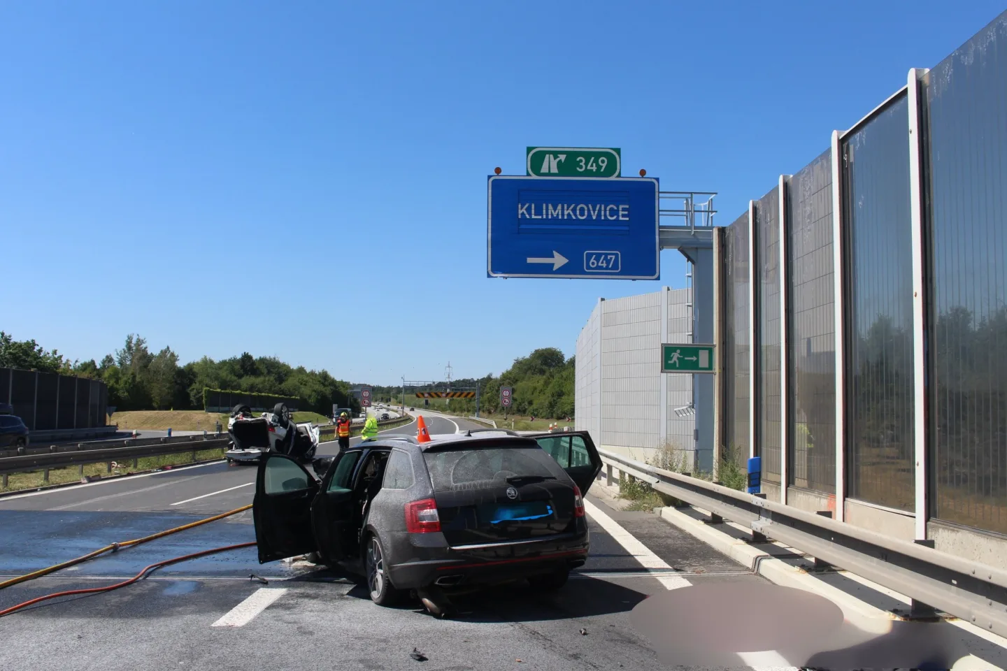 Dvě auta v plamenech, pět zraněných. Policie hledá svědky nehody na dálnici D1