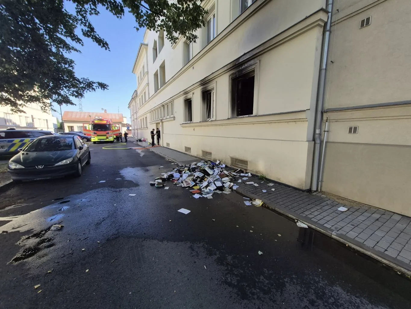 V Ostravě-Hrabůvce hořel byt. Hasiči evakuovali devět lidí