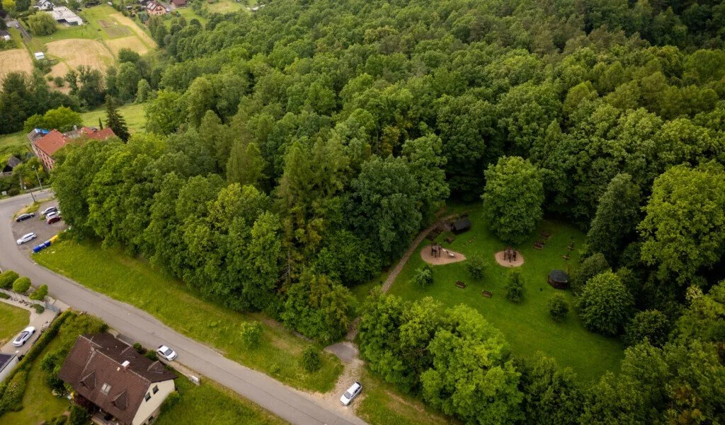 Procházkové okruhy i naučné stezky. Frýdecký les se promění na lesopark