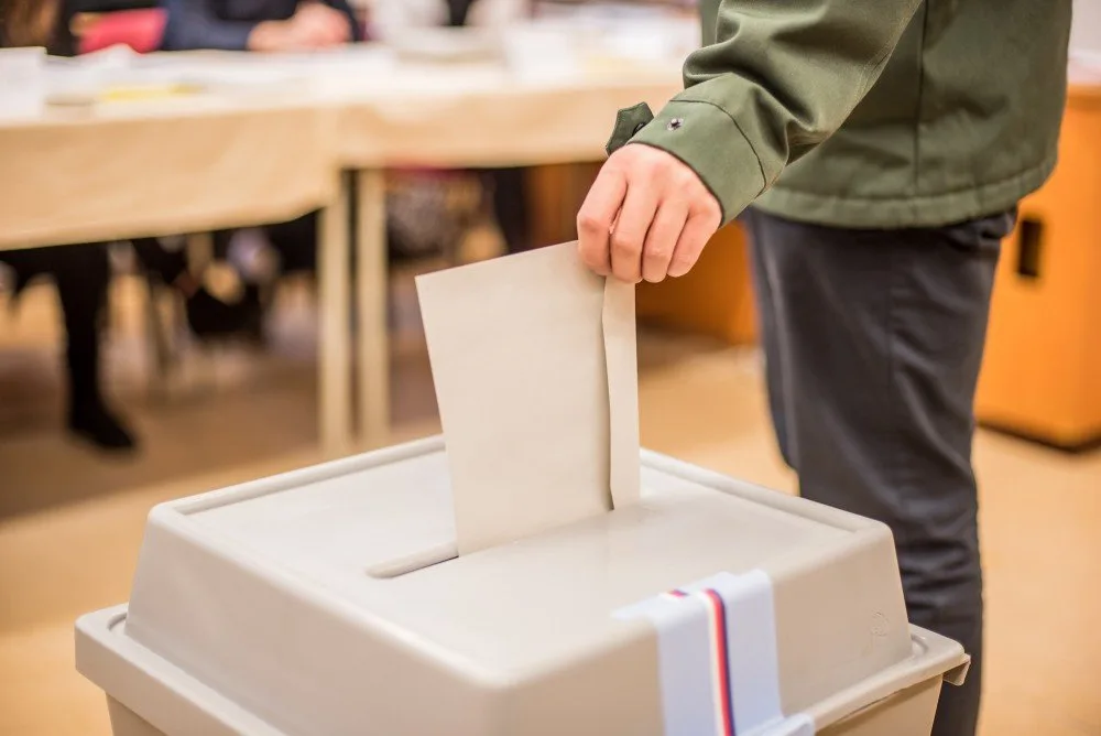 Mladí váhají, zda půjdou ke komunálním volbám. Kandidáty často neznají