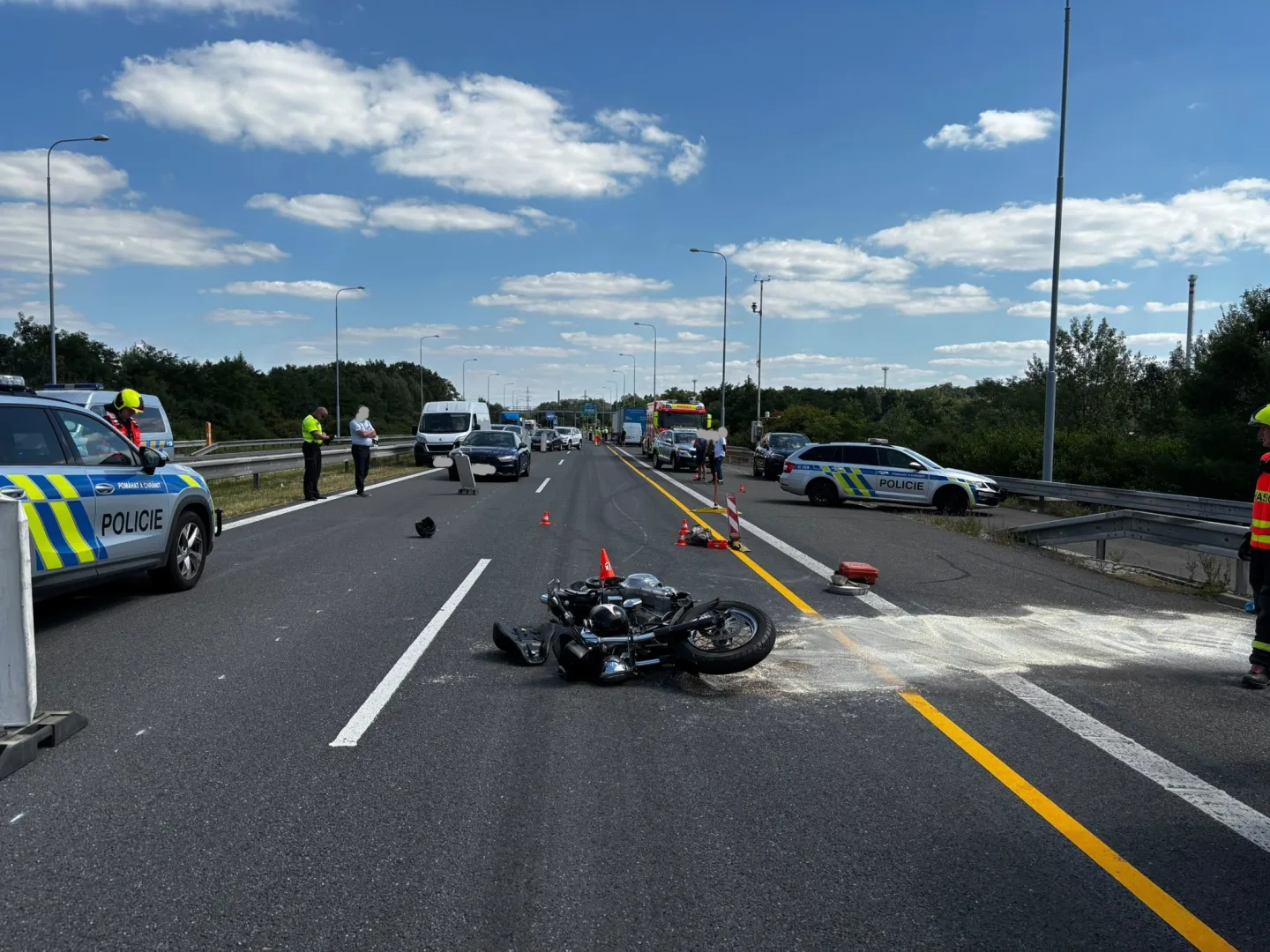 Na D1 se srazil motorkář s kamionem. Nehoda zastavila dopravu na dvě hodiny