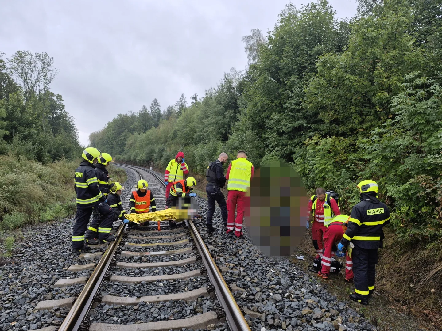 Vážná nehoda na Bruntálsku. Sedmnáctiletou dívku srazil vlak