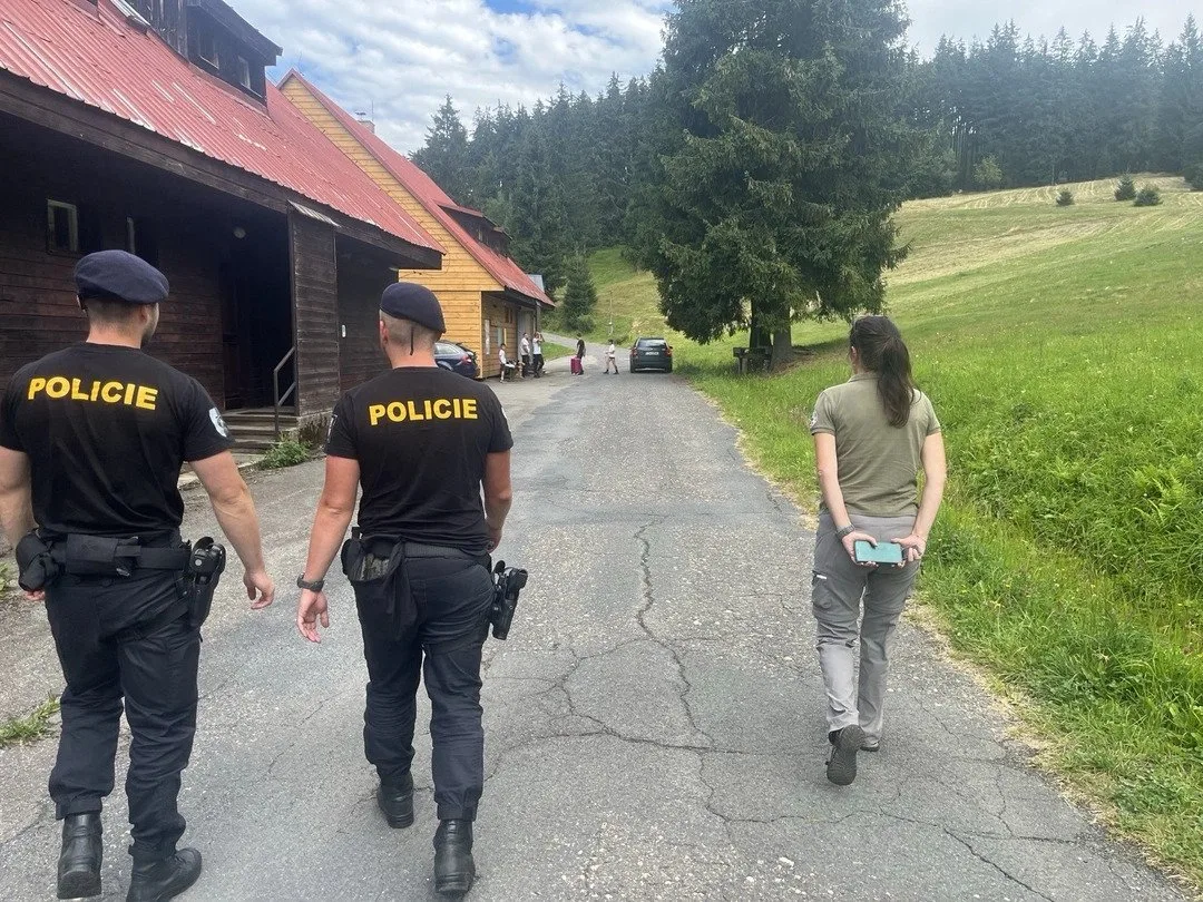 Policisté kontrolují turisty v Beskydech. Pomáhá jim i dron