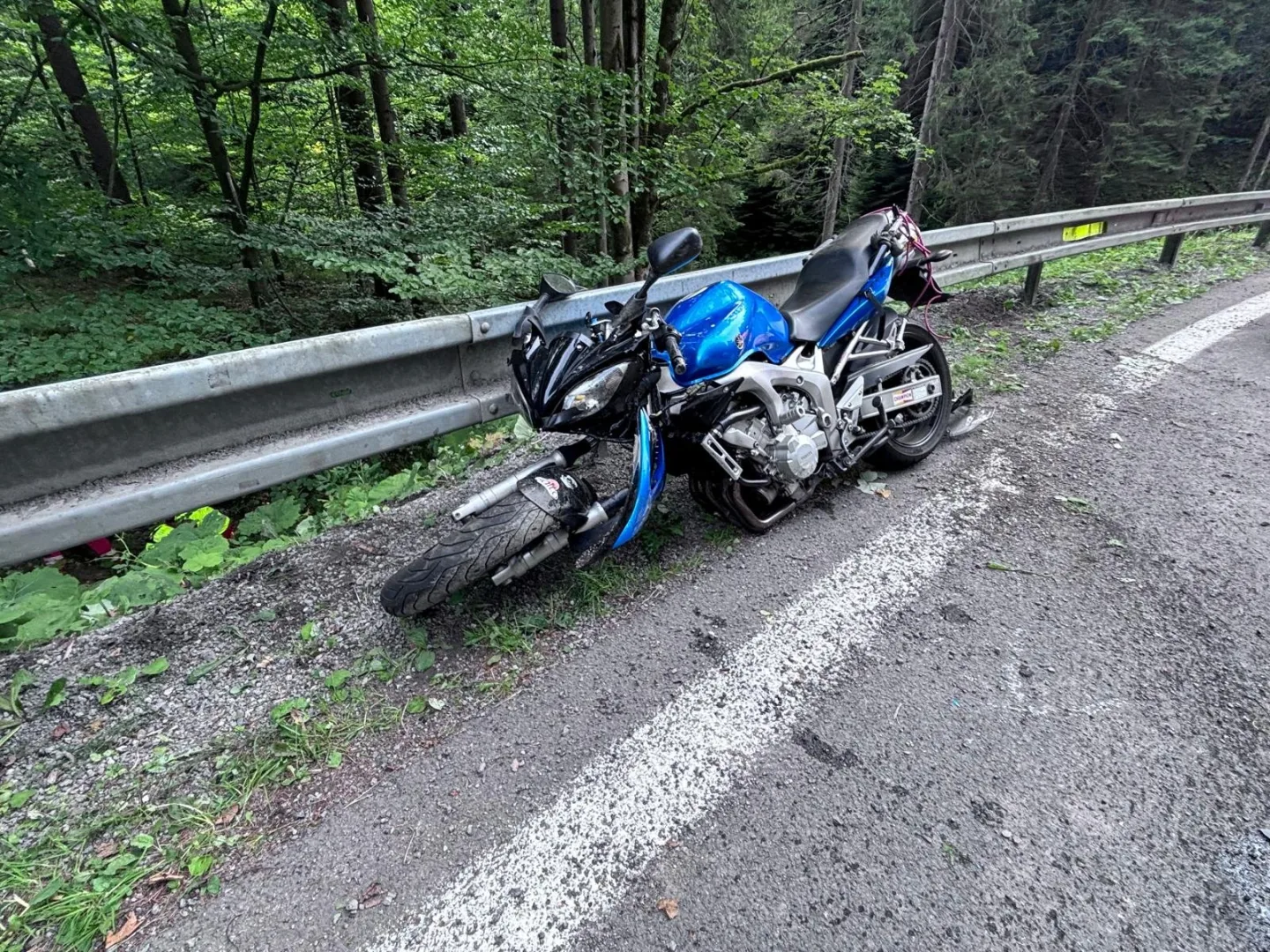 V Bílé havaroval senior na motorce. Skončil ve svahu osm metrů pod silnicí