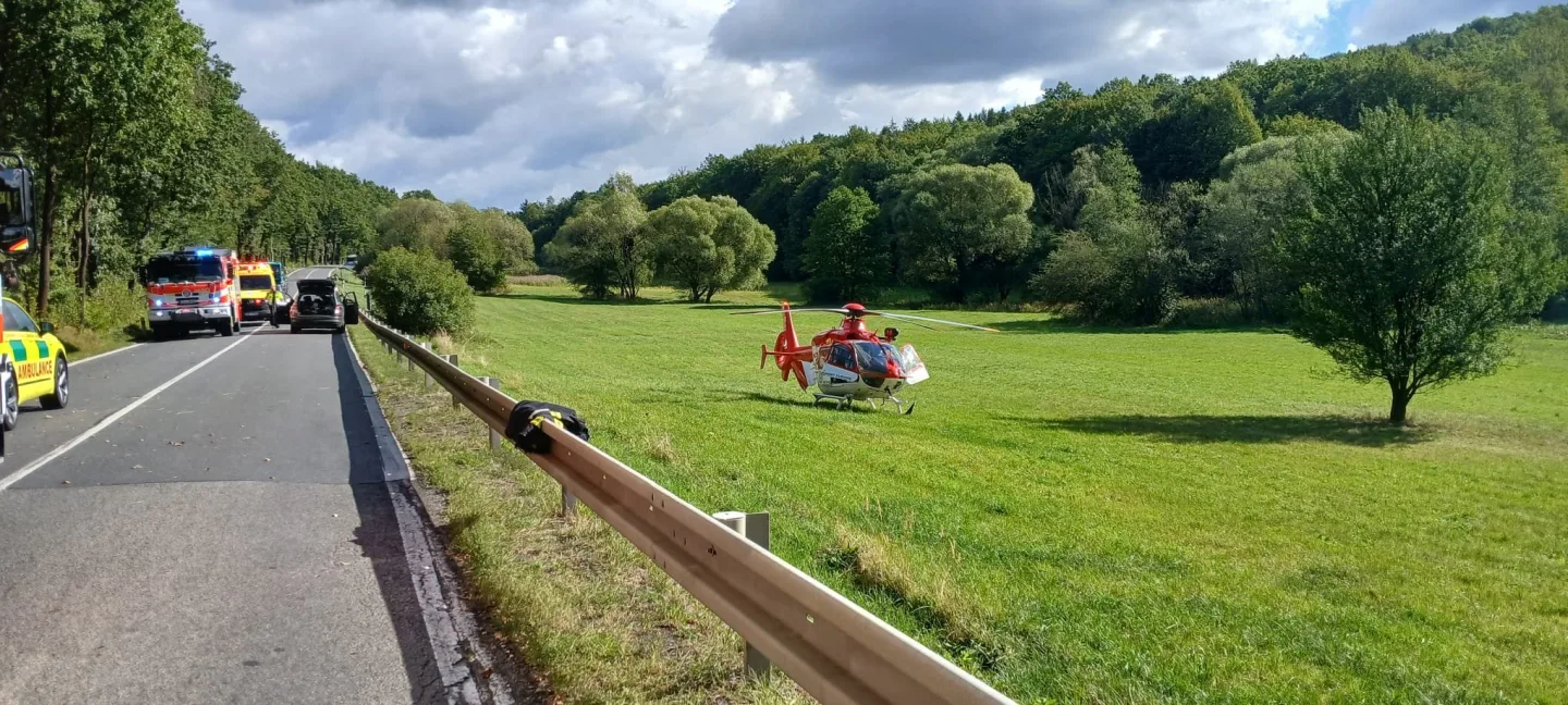Vážná nehoda u Hostašovic na Novojičínsku. Motorkář je v kritickém stavu