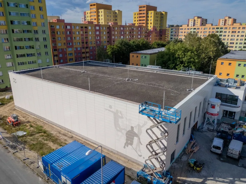 Finišuje stavba nové sportovní haly ve Frýdku-Místku. Bude mít zelenou střechu
