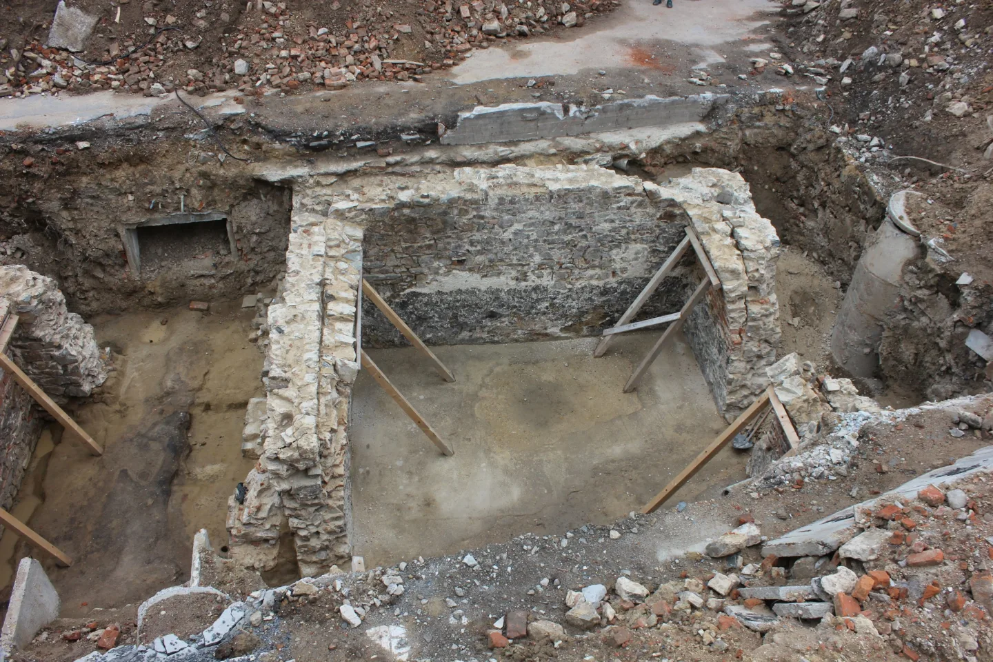 Opavská Slezanka odhalila tajemství. Archeologové objevili sklepy i historickou jímku