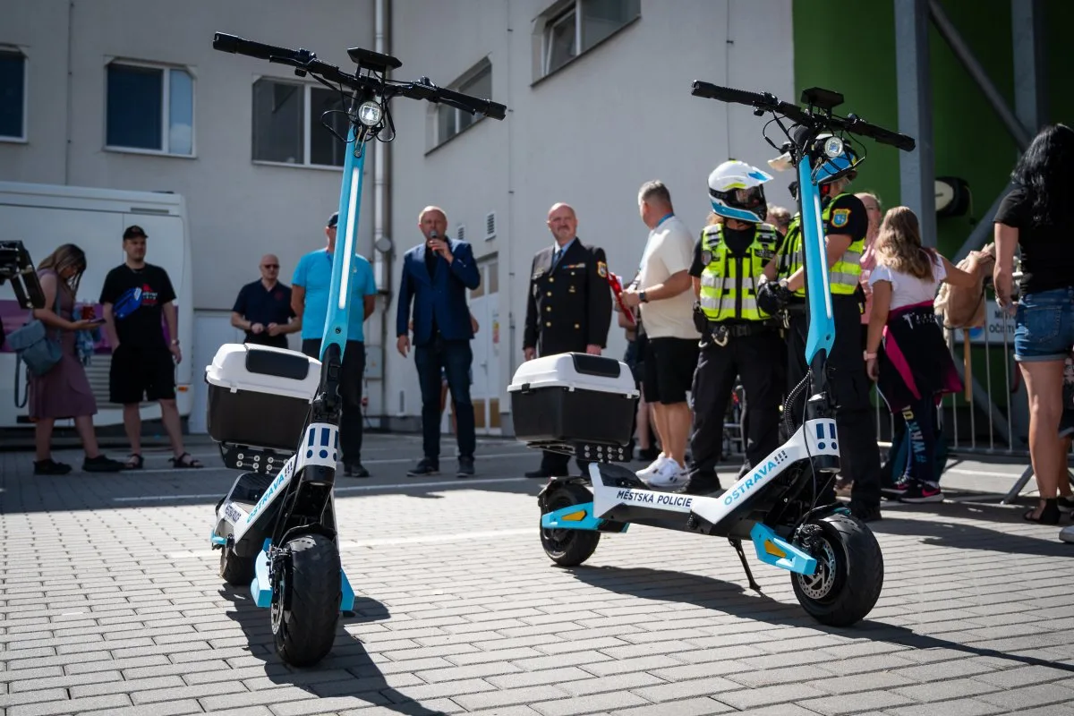 Hlídky na dvou kolech. Strážníci v Ostravě-Jihu využívají elektrokoloběžky