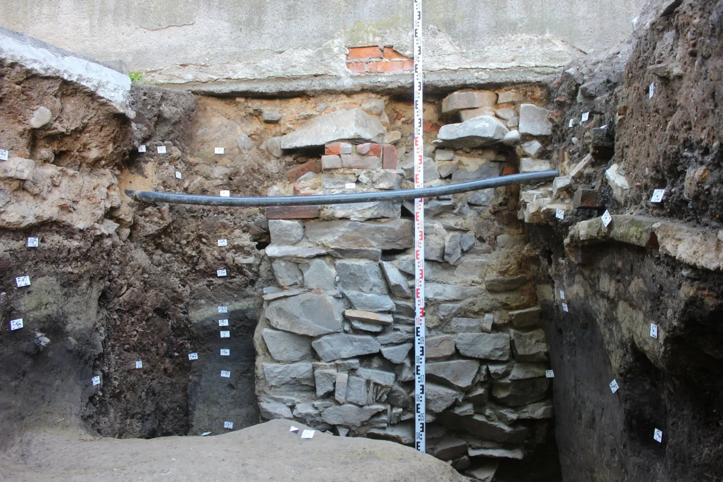 Vnější nároží starší stavby pod Divadelním klubem