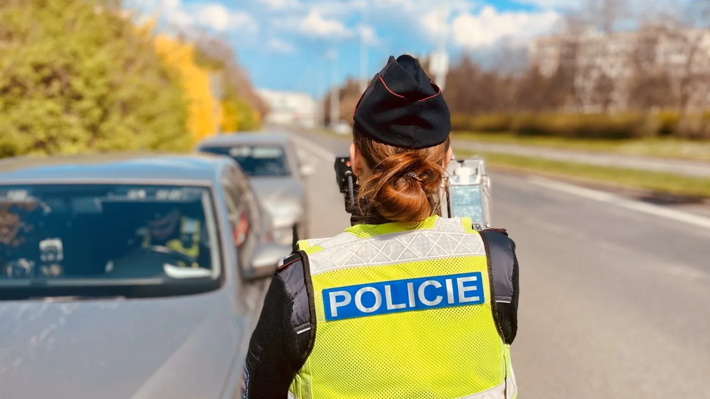 S čerstvým řidičákem se obcí řítil skoro 150 km/h. V autě vezl tři lidi