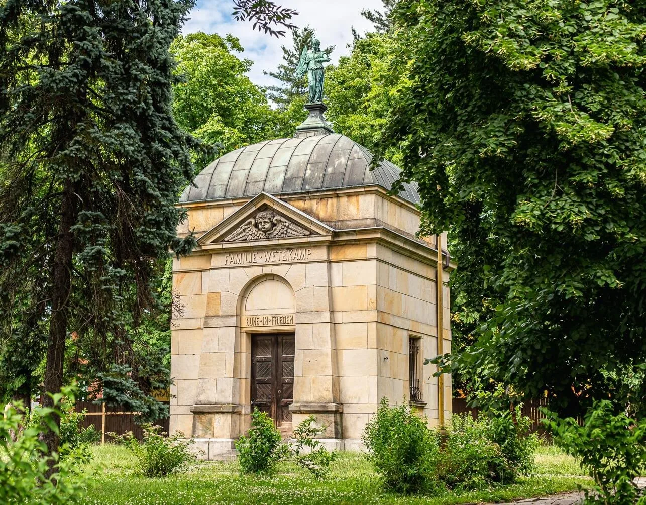 Příběh hlučínské hrobky zaujal dvě sestry. Na opravu poslaly sto tisíc korun